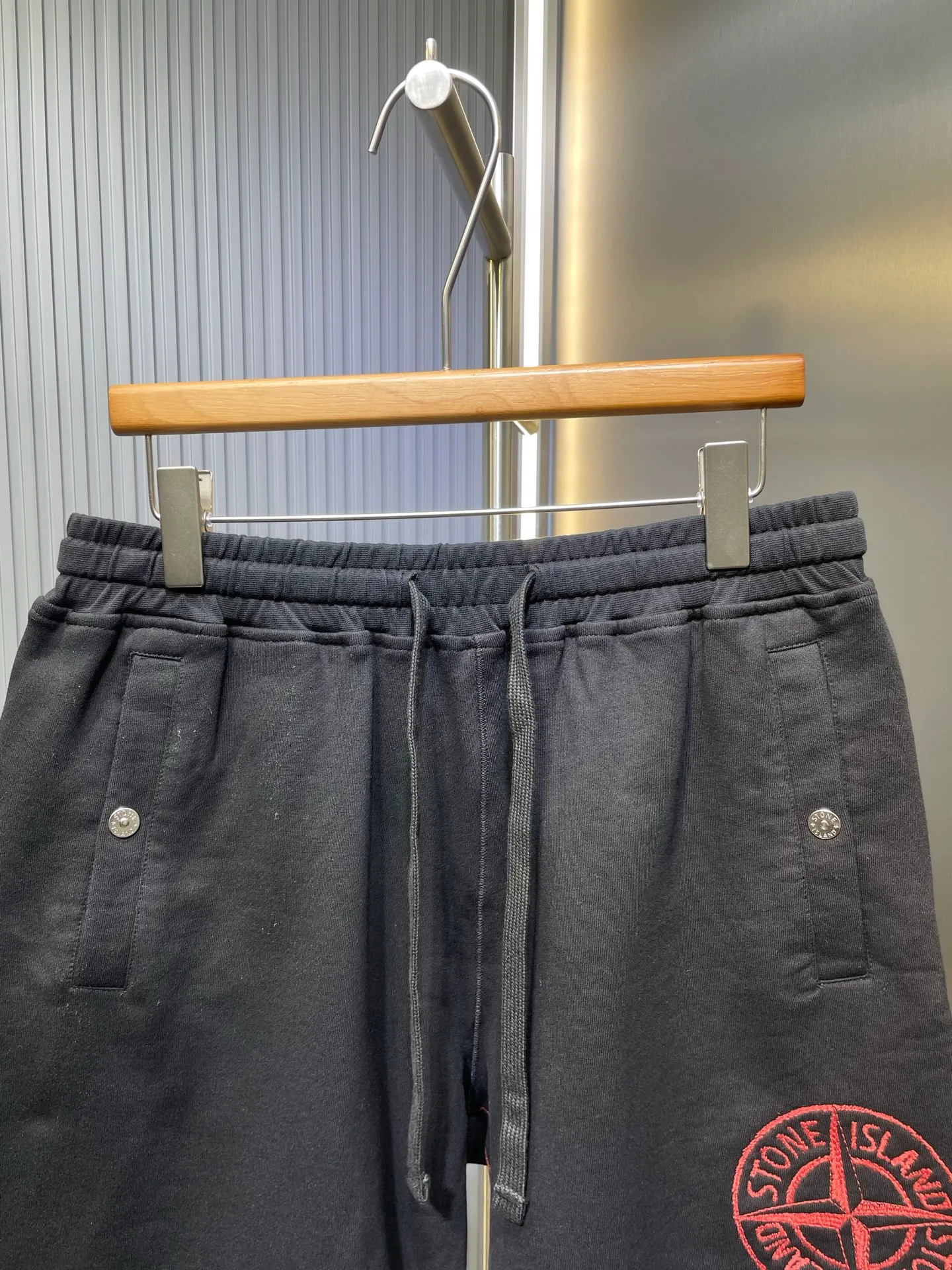🅿️400 Stonelsland 🌟[Top Replica] Badge embroidered shorts. Customized to the purest and most luxurious terry cloth. Thick and crisp, comfortable and skin-friendly. Iconic embellishment on the side of the pants. Compass badge embroidery to highlight the brand's imprint. Stitching art. The beauty of contrasting colors. The red stitching jumps on the black base. The collision of fashion and creativity exudes irresistible charm. Process 1: Using imported machine embroidery process. Use advanced computer control system and precision mechanical components to realize the red Compass badge embroidery operation with high precision and smooth and delicate lines. Process 2: Special machine for reverse top-stitch fine sewing process. Use special machine for top-stitch sewing. The reverse side of clothing is required to be carefully prepared before sewing to ensure straight sewing lines, even stitches, smooth edges and beautiful appearance. Process 3: The fabrics have been washed and have a better hand feel and texture. They are not easy to deform, shrink or fade. Maintain long-term beauty Accessories: Customized 1:1 Stonelsland snap button Customized 1:1 Stonelsland trademark Version: Loose version Size: S M L XL Style number: MM023-A80